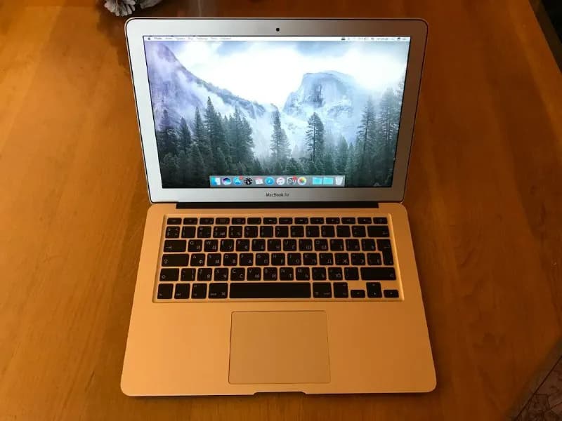 Apple MacBook Air (13-inch, late 2010) — Тбилиси — 320 ₾