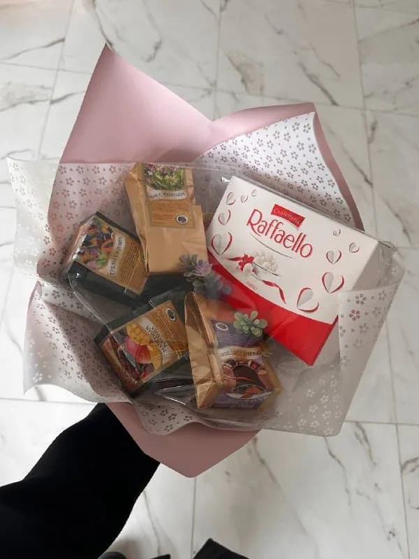 1.Букет из раффаэлло чёрный чай с чабрецом, манго клюква, глинтвейн и кусочки ананаса и пахлава. цен — Тбилиси — 80 ₾