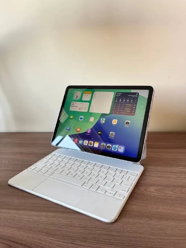 iPad Air M1 Wi-Fi. Идеальное состояние, без царапин и сколов. Комплект: зарядка, коробка и чехол. Це — Тбилиси