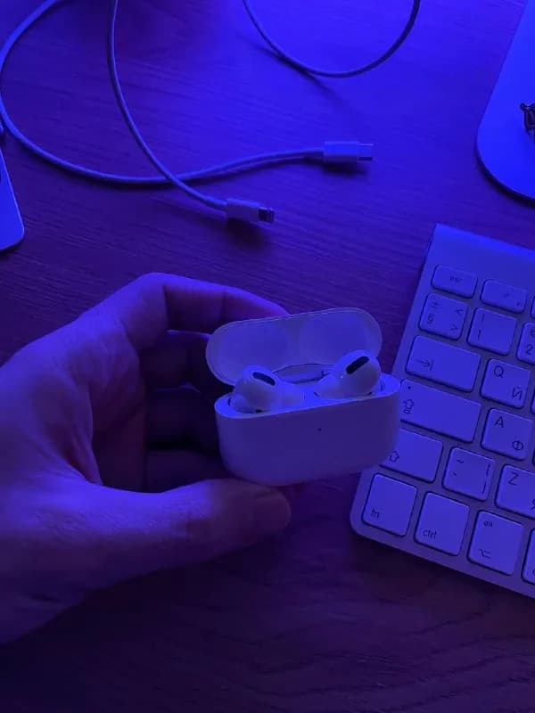 AirPods Pro 1 поколение. Левый наушник плохо работает — звук с шумами, правый ок. — Тбилиси — 250 ₾