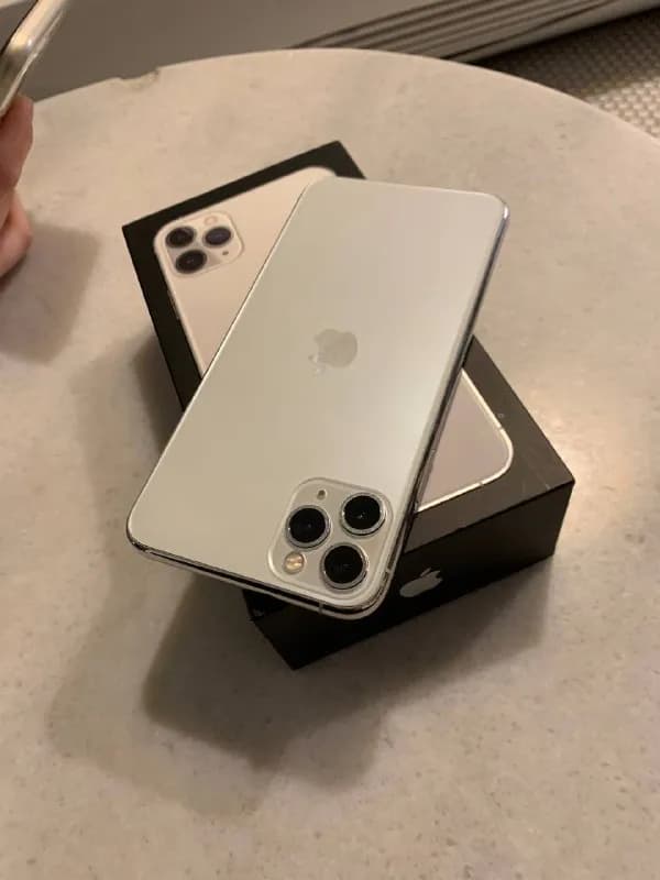 iPhone 11 Pro Max цвет серебро. Работает со всеми сим картами. — Тбилиси — 1 300 ₾