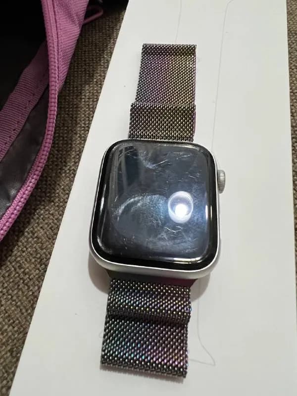 Apple Watch 5 silver, 44 mm за 350 лари, в комплекте коробка, зарядка, ремешки. Трещин нет, есть мног — Тбилиси — 350 ₾