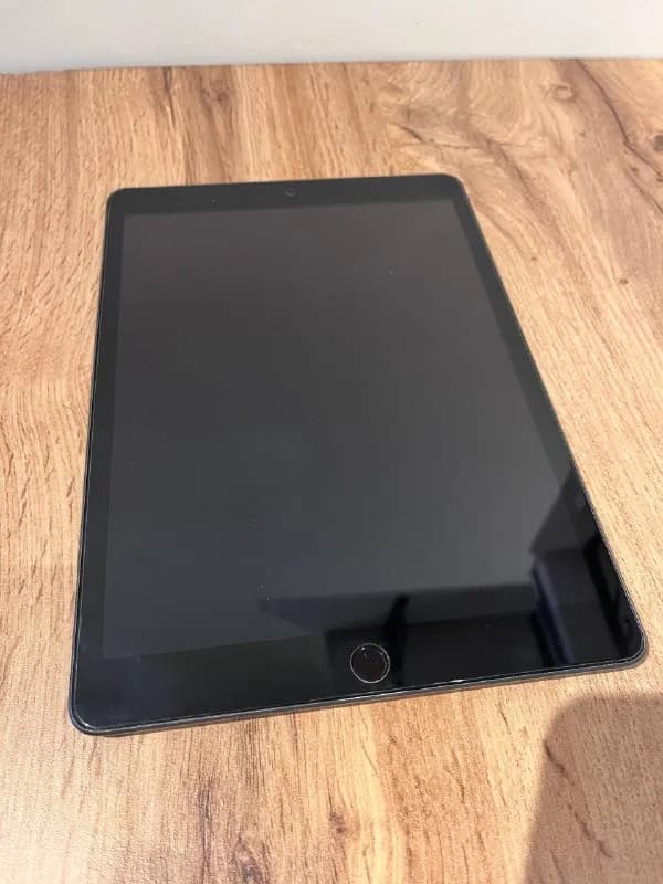 IPad 7. 32 gb, wi-fi+sim. Состояние 8/10. Без зарядного блока. 400 лари. — Батуми — 400 ₾