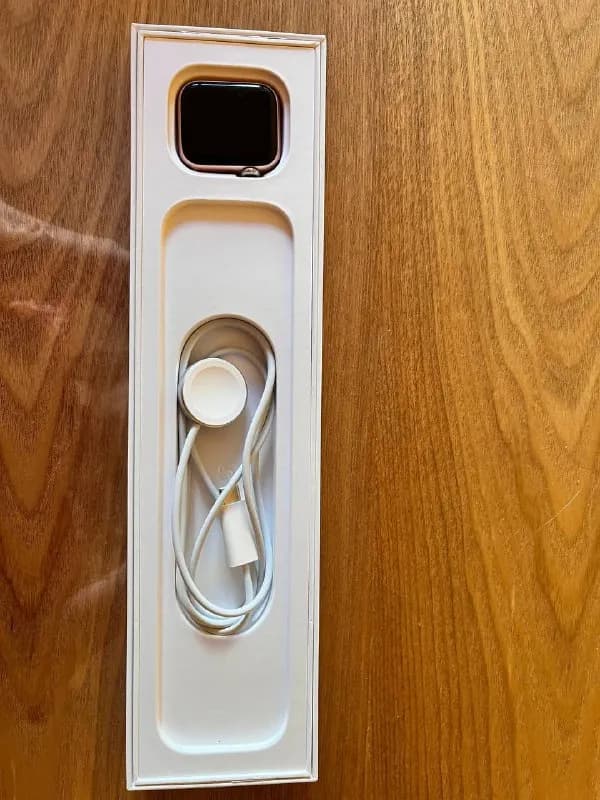 Apple Watch Series 5. В комплекте зарядное устройство. На корпусе есть потертости и мелкие царапины, — Тбилиси — 200 ₾