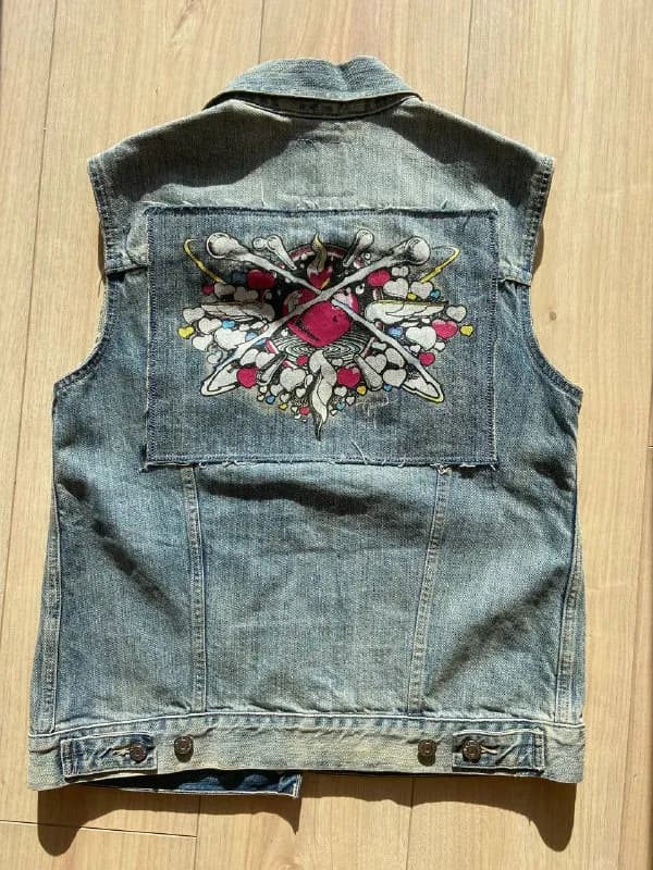Levi’s размер xs. Лимитка с рисунком американского граффити художника Рика Гриффина. Носила пару раз — Тбилиси — 200 ₾