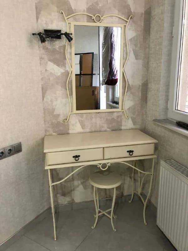 95*40*82, зеркало 65*95 — 140 лари. Батуми. — Батуми — 140 ₾