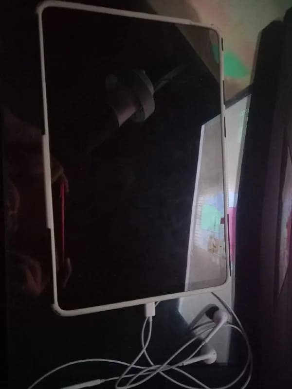 Xiaomi Pad 5 на 128 Гб. Планшет очень шустрый, тянет любые задачи и игры. Корпус и экран в полном по — Батуми