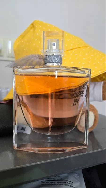 L’eau de parfum. Le vie est belle. Почти полный, покупался в дьютифри, продаю из-за переезда, не мог — Батуми