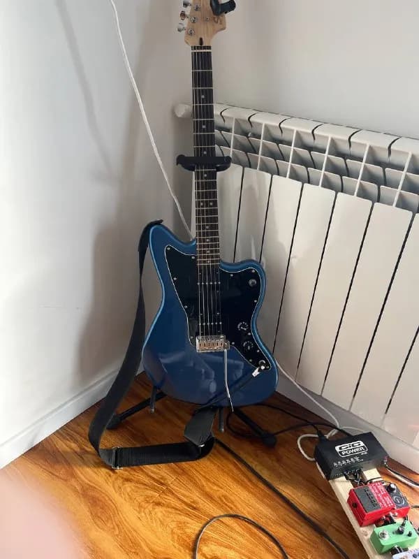 squire jazzmaster, новый, куплен в тбилиси пару месяцев назад, не зашел по звуку. доведен у мастера. — Тбилиси — 1 200 ₾