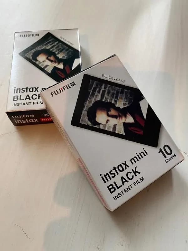 Instax mini с черной рамкой (Instax mini black), 10шт в коробке. 1 коробка — 55лари, 2 коробки за 10 — Тбилиси — 55 ₾