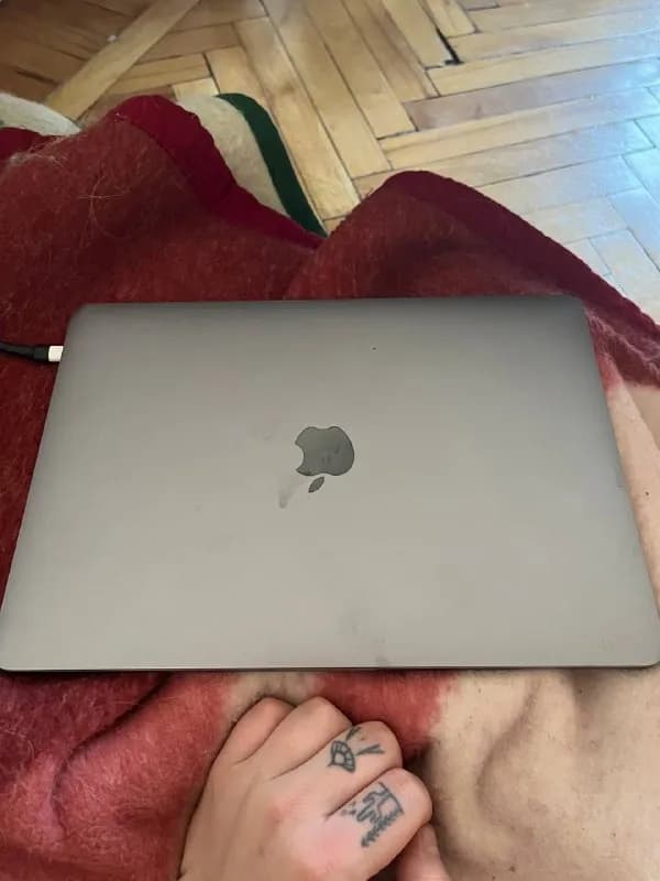 MacBook Pro 13 2016 touchbar года в хорошем состоянии без сколов трещин и падений — Тбилиси — 1 600 ₾