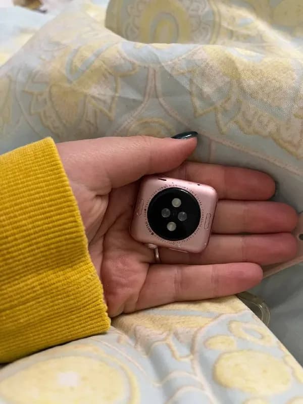 Apple Watch 3 series, никому не нужны поэтому и продаем, цена 200 лари, есть царапинки, но все можно за — Тбилиси — 200 ₾