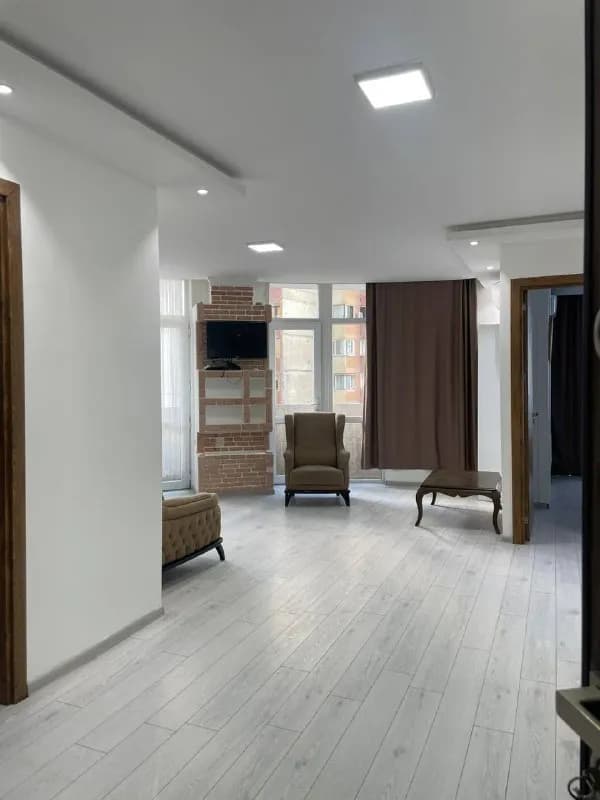 2 спальнями с окнами и 2 санузлами — Батуми — 600 $