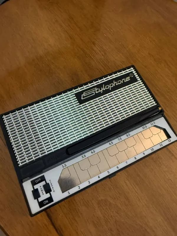 Stylophone Retro Pocket Synth, стилофон, примерно на таком играли в шоу «Натальная карта» в одном из — Батуми — 60 ₾