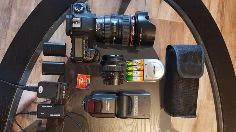 Canon 50 1.4, линза в идеале, тк находится и всегда находилась под защитным фильтром, работает отлич — Тбилиси — 750 ₾