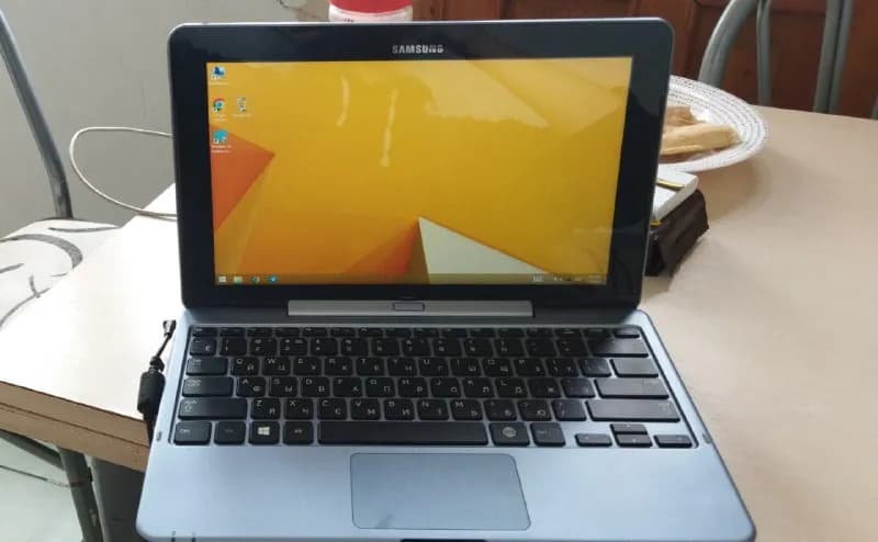 Samsung xe500t1c вместе с клавиатурой (док-станцией) и блоком питания. — Тбилиси — 200 ₾