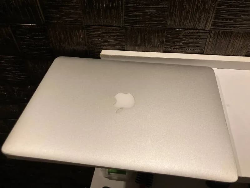 11 лет. Apple MacBook Air 2011 года 13 диагональ. Батарея держит 2-2.5 часа. Работает без проблем. П — Тбилиси — 350 ₾