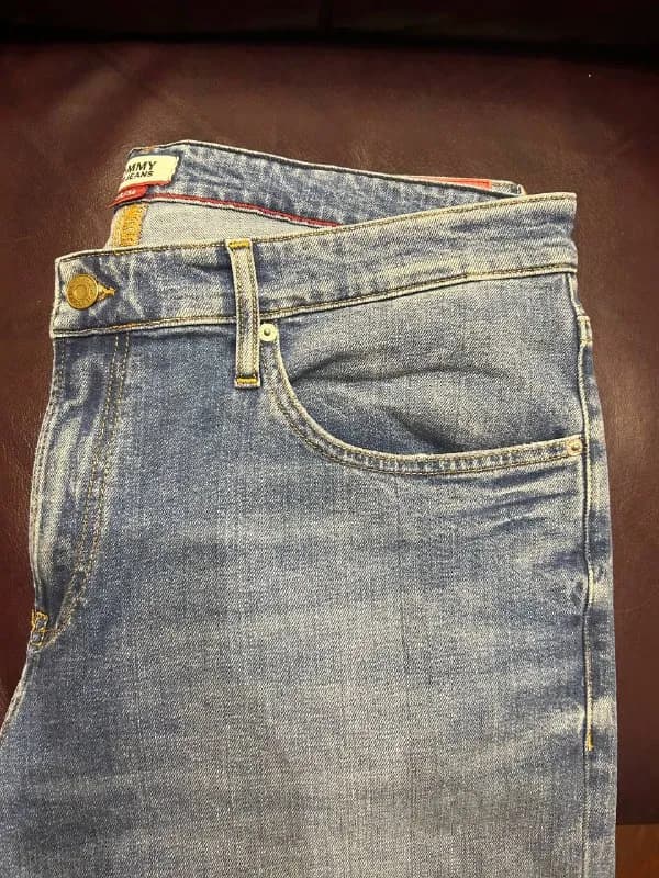 1. Джинсы Tommy Jeans — Тбилиси — 100 ₾