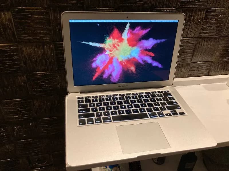 11 лет. Apple MacBook Air 2011 года 13 диагональ. Батарея держит 2-2.5 часа. Работает без проблем. П — Тбилиси — 300 ₾