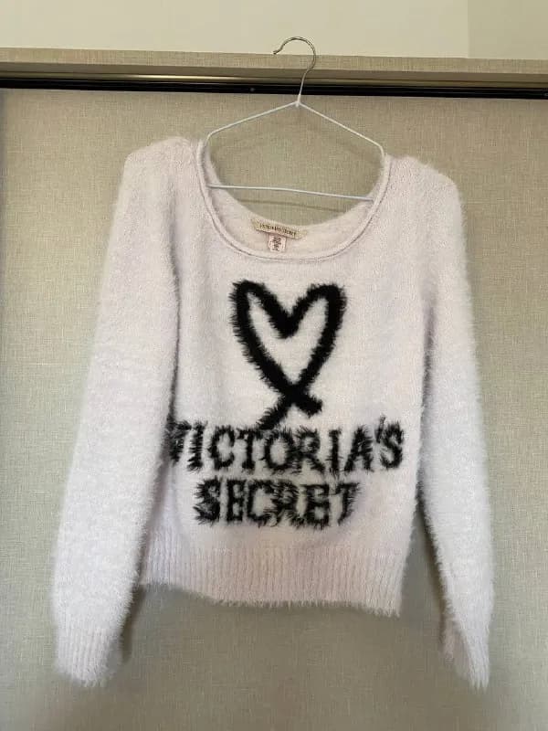Victoria Secret размер s 15 лари, свитшот очень приятный на ощупь размер М 10 лари (оба новые), джин — Тбилиси — 15 ₾