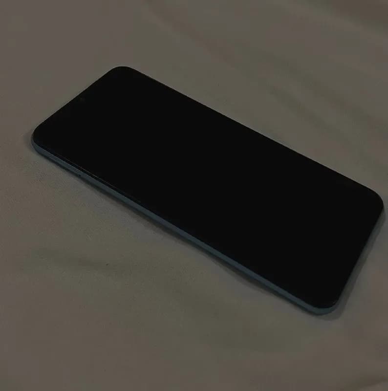 Realme c21 4/64 слот на две сим карты + sd карта. Цена 250 лари, возможен разумный торг, на фото не — Тбилиси — 250 ₾