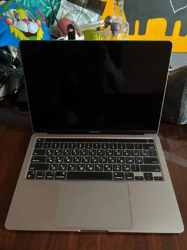MacBook Pro, 13», M1, 8/512. Никаких нареканий нет, всё работает отлично. Остаток ёмкости АКБ 95%, д — Батуми — 1 400 ₾