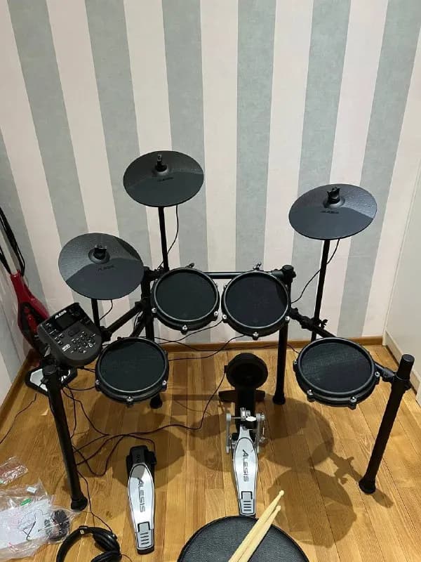 alesis nitro mesh kit со стулом и наушниками в идеальном состоянии — $550 — Тбилиси — 550 $