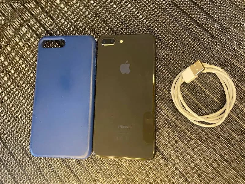 iPhone 8+ 64 gb в хорошем состоянии, все работает, не вскрывался, в комплекте кабель и чехол — Тбилиси — 430 ₾