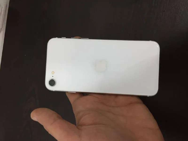 iPhone SE 2020 64 gb привезен с Америке. Батарея 95% телефон в отличном состоянии. Цена 400 лари. К — Тбилиси — 400 ₾