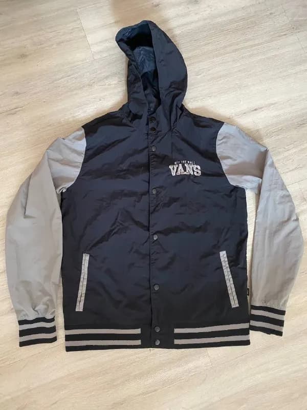 M — куртка ветровка Vans, блуза с пышным рукавом, комплект белья. В хорошем состоянии, без пятен и д — Батуми