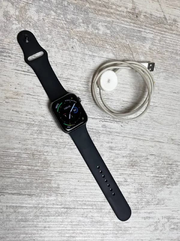 Apple Watch Series 5. В комплекте новые оригинальные ремешки в двух размерах, просто сразу же стал и — Тбилиси — 200 ₾