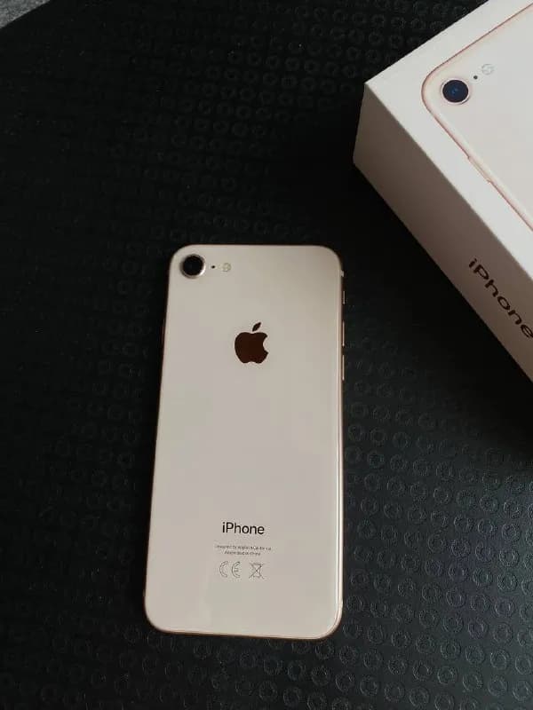 iPhone 8, 64 GB. Хорошее состояние, батарея 75%, есть небольшие микроцарапины/потертости на экране, — Тбилиси — 450 ₾
