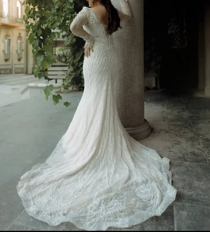 I am selling my wedding dress. It has a modern and elegant look. Suitable for sizes 38–40 (EU). Feel — Батуми