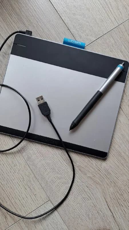 Wacom Intuos Pen & Touch Small в хорошем состоянии, 3 сменных грифеля в комплекте. Можно рисовать ил — Тбилиси — 130 ₾
