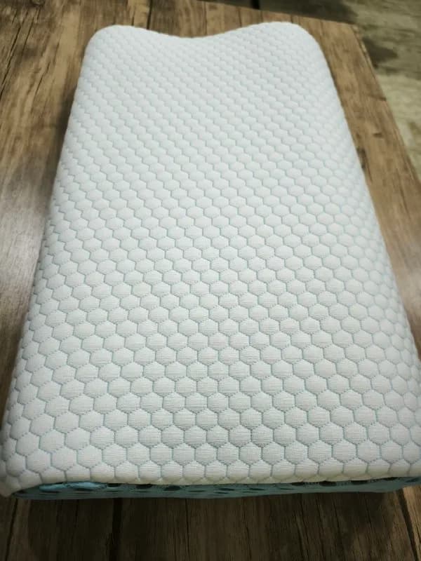 memory foam. 30×50 см. Высота валиков 7 и 10 см, средней жёсткости. Новая. — Батуми — 30 ₾