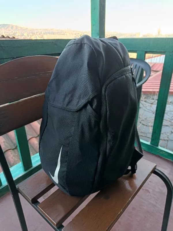 Nike. 50 GEL. Посмотреть можно в центре Тбилиси, например в районе станций метро Rustaveli и Liberty — Тбилиси — 50 ₾