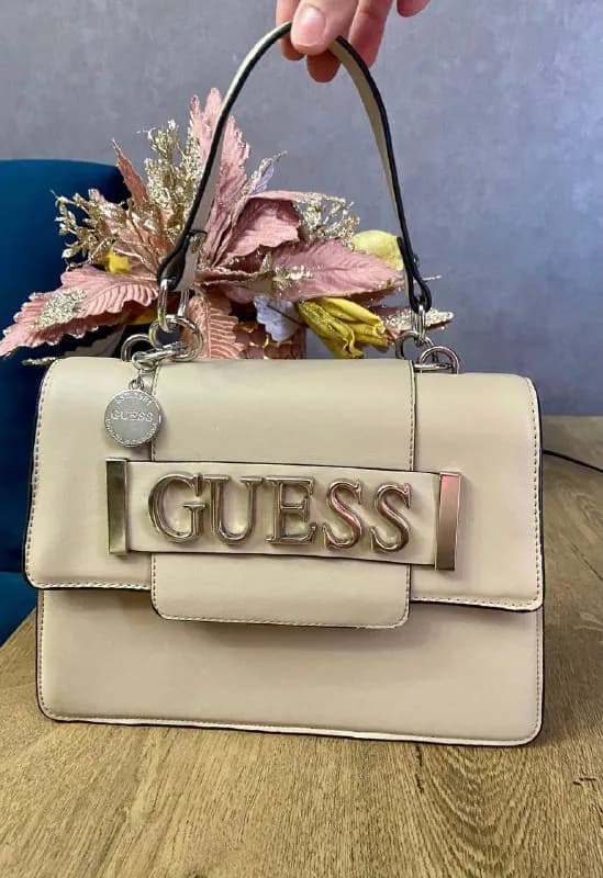 GUESS за 100 лари, новое состояние, покупала в магазине outlet месяц назад, сумку никуда не надева — Тбилиси — 100 ₾