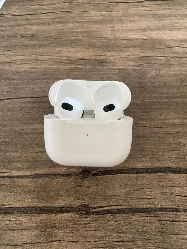 AirPods 3 поколения, работают идеально, немного потерты внешне. Новые стоят от 600 лари. Отдам за 30 — Тбилиси — 600 ₾