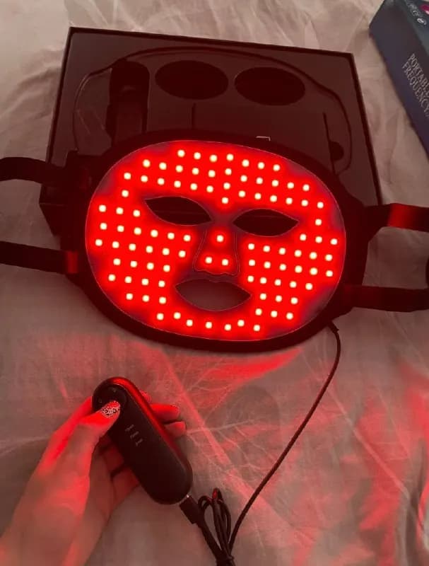 1. LED маска, несколько режимов света (красный, желтый, синий и тд) 45 лари — Батуми — 45 ₾