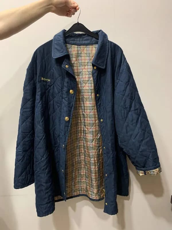 Burberry’s. Покупалась на винтажном секонде в Германии. Размер M, но сидит хорошо и на девушке с раз — Тбилиси — 80 ₾