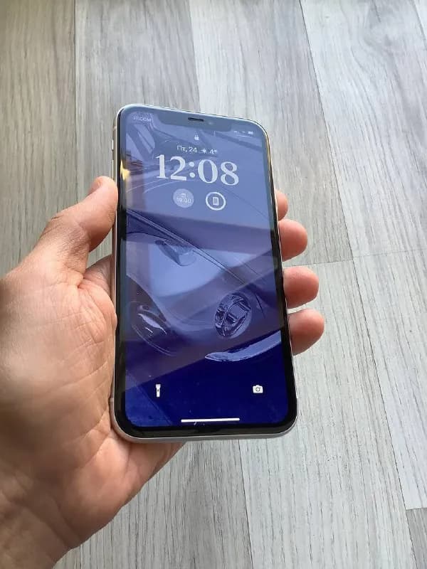 iPhone 64GB, белый, в хорошем состоянии. На экране есть следы использования. Аккумулятор 84%. Не вск — Тбилиси — 800 ₾