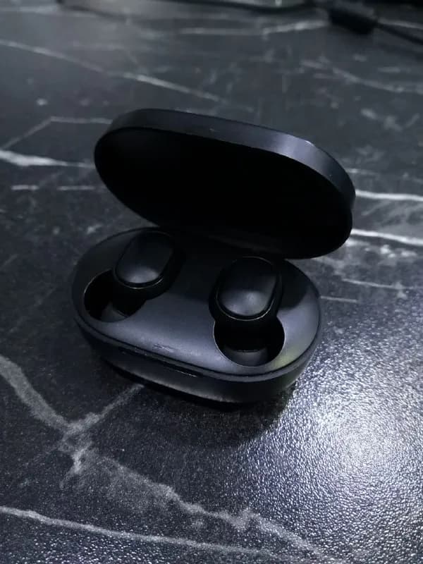 1) Xiaomi Redmi Airdots 1 — беспроводные наушники. Звук отличный за свои деньги. Корпус бокса потерт — Тбилиси — 25 ₾