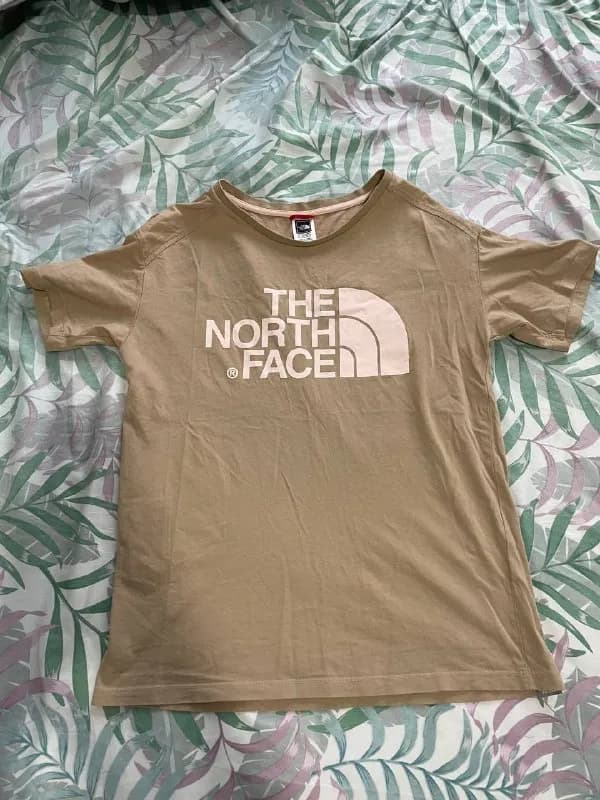 1.Футболка the north face, размер xl, носилась как оверсайз, смотрится классно.Надевалась пару раз, сост — Тбилиси — 100 ₾