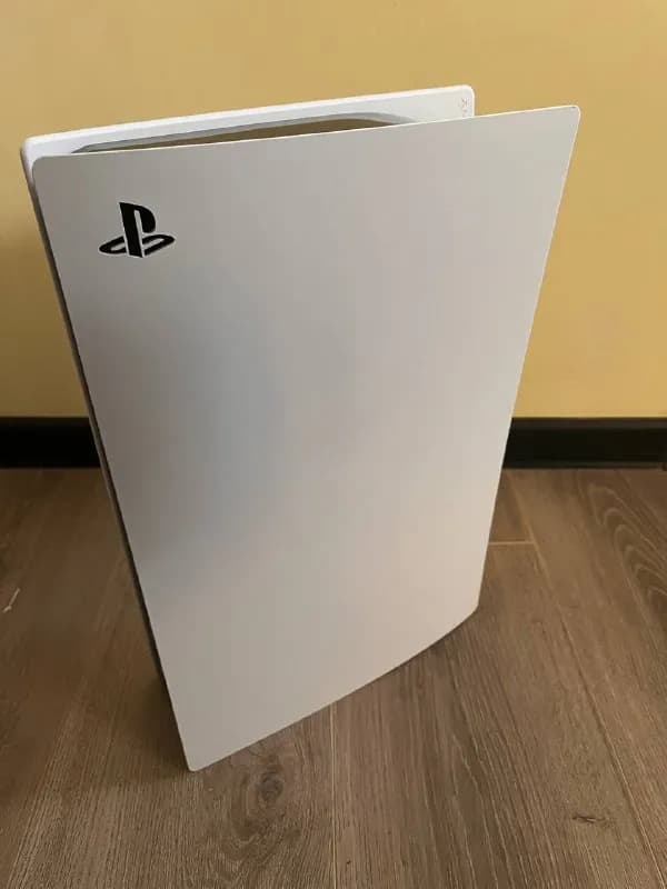 PS5 (digital edition). Ей 2 недели, купил и понял, что нам не подходит. С ней такие же два новых Dua — Тбилиси — 1 800 ₾
