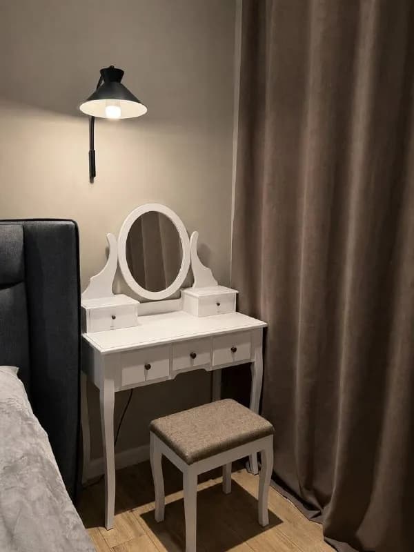 vanity table / столик с зеркалом / белый столик / столик в спальню / столик в детскую / столик для к — Батуми — 400 ₾