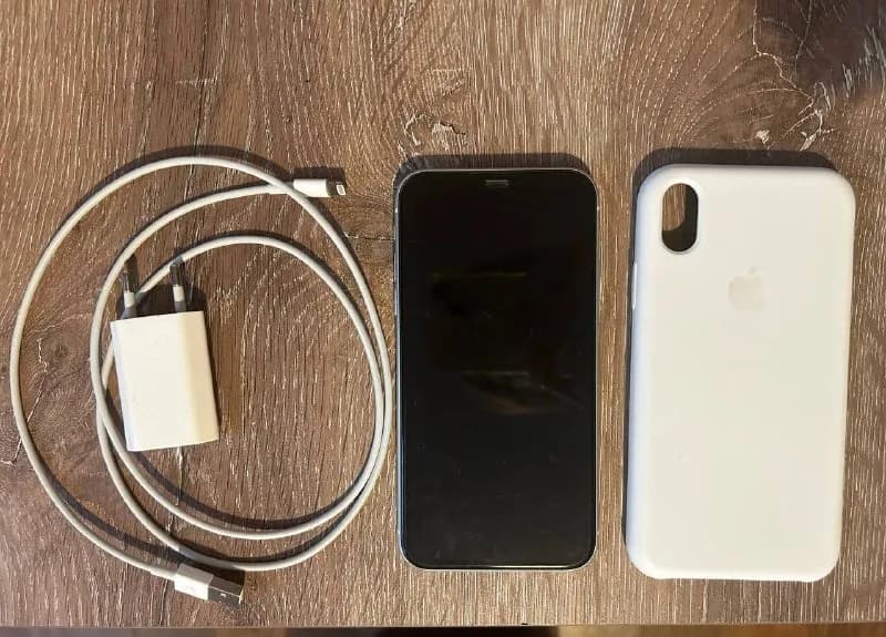 iPhone XR 128Gb, емкость батареи 82%. Эксплуатировался только в чехлах и со стеклом на экране. В ком — Тбилиси — 800 ₾