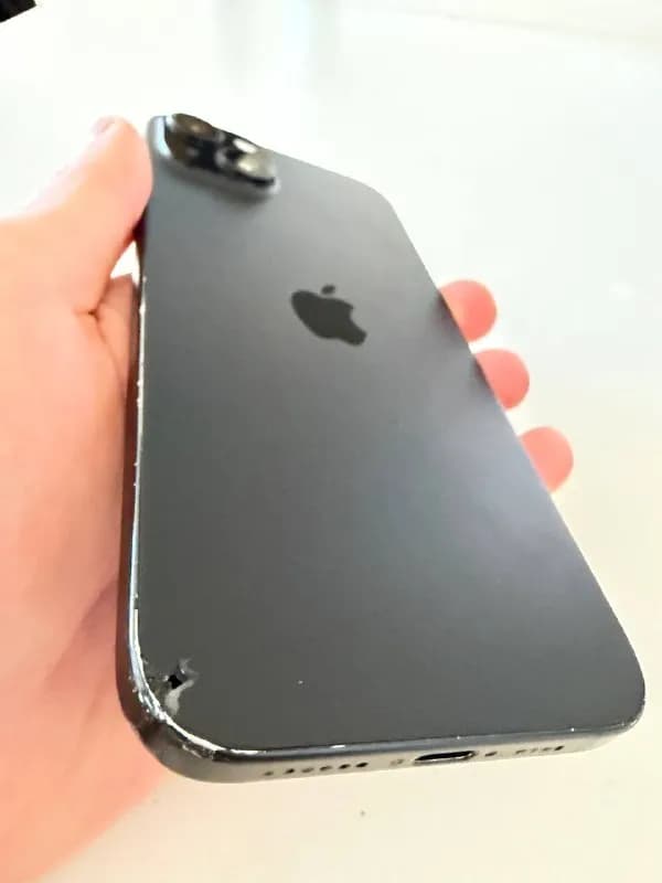 Iphone 15 plus 128gb. Трещины на стекле и на задней панели. Много сколов по корпусу. В чехле не силь — Тбилиси — 550 ₾