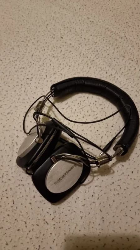 Bowers & Wilkins P5, 250 лари — Тбилиси — 5 ₾