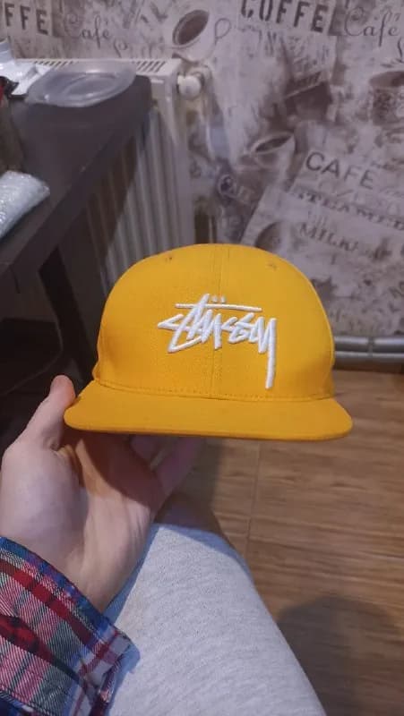 Stussy бейсболка, сменил стиль, жёлтый теперь не в тему. Есть небольшие пятнышки. Отдам за 30 Лари. — Тбилиси — 30 ₾
