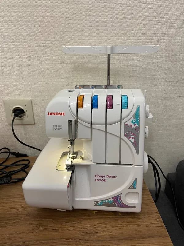JANOME6130 и оверлок JANOME HOMEDECOR 1300D, абсолютно новые, использовались пару раз. Покупала в но — Тбилиси — 900 ₾